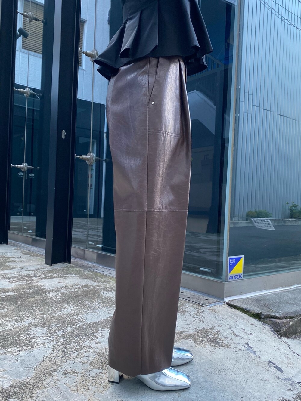 ブラック系のその他トップス、ブラウン系のその他パンツ、ブラック系のニット/セーターを着用したレディースの冬コーディネートの8枚目の写真