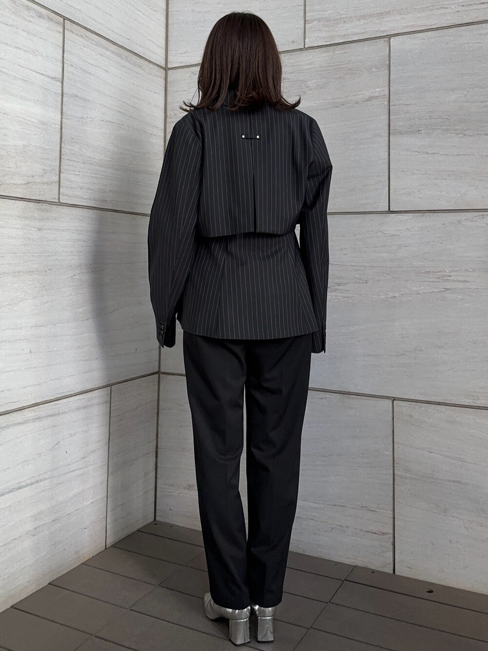 その他のテーラードジャケットを着用したレディースの冬コーディネートの3枚目の写真