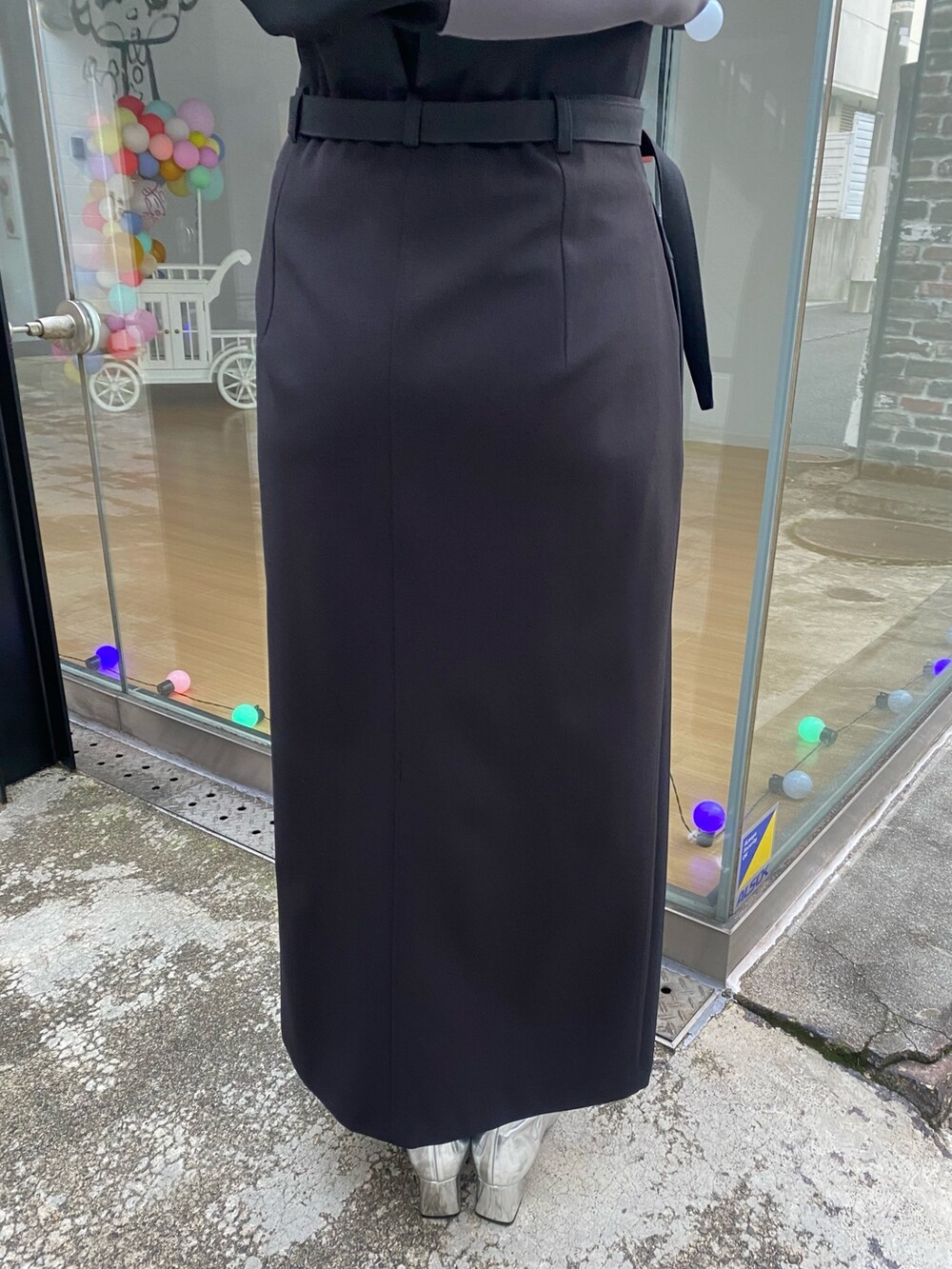 ブラック系のスカート、ブラック系のシャツ/ブラウスを着用したレディースの冬コーディネートの10枚目の写真