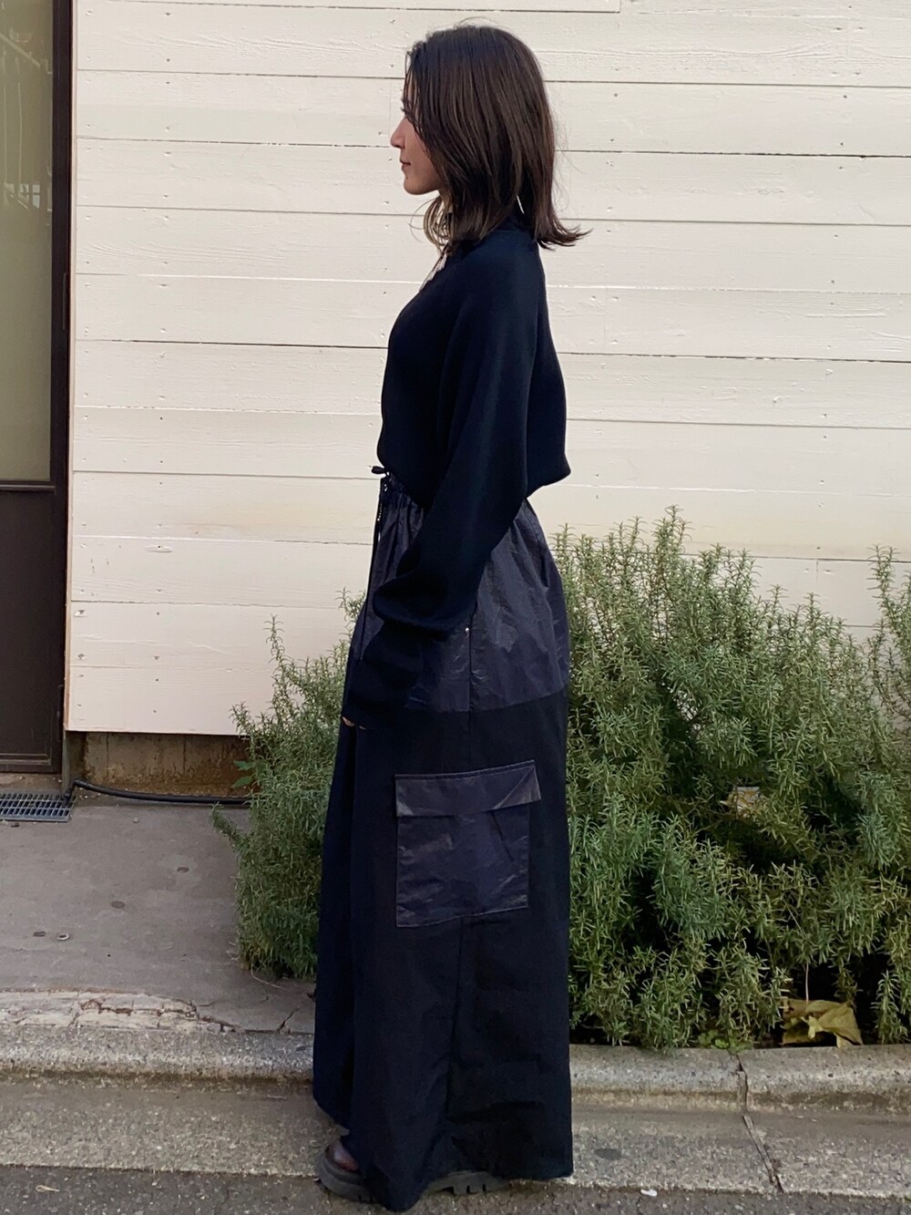 ブラック系のニット/セーター、ブルー系のその他パンツを着用したレディースの冬コーディネートの4枚目の写真