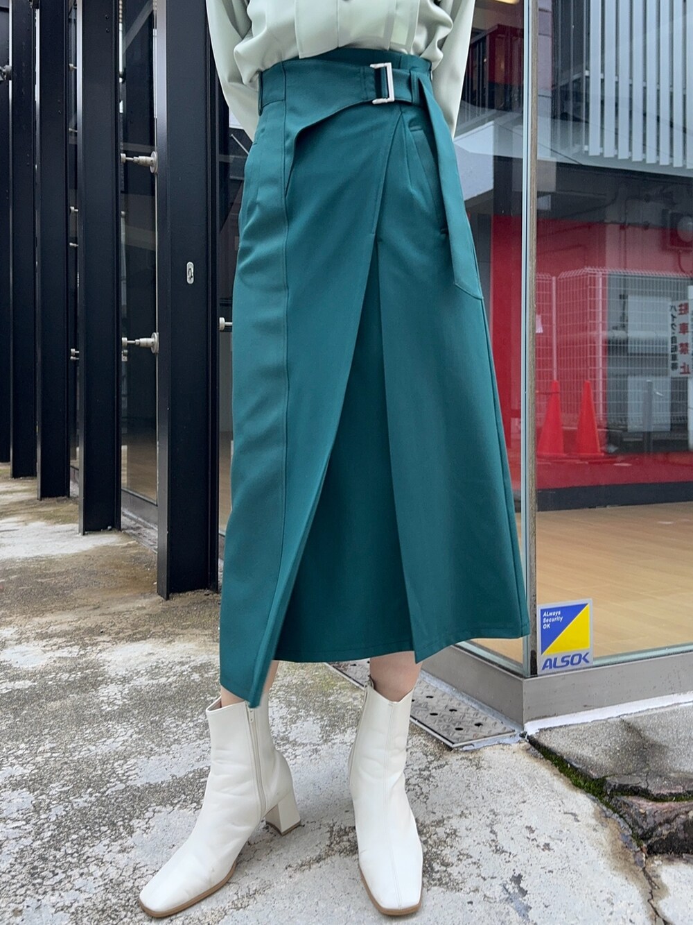 グリーン系のシャツ/ブラウス、グリーン系のスカートを着用したレディースの冬コーディネートの7枚目の写真