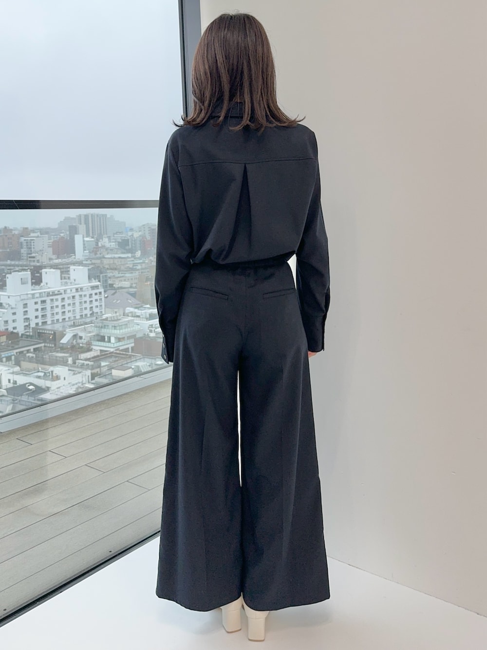 ブルー系のスラックス、ブルー系のシャツ/ブラウスを着用したレディースの冬コーディネートの3枚目の写真