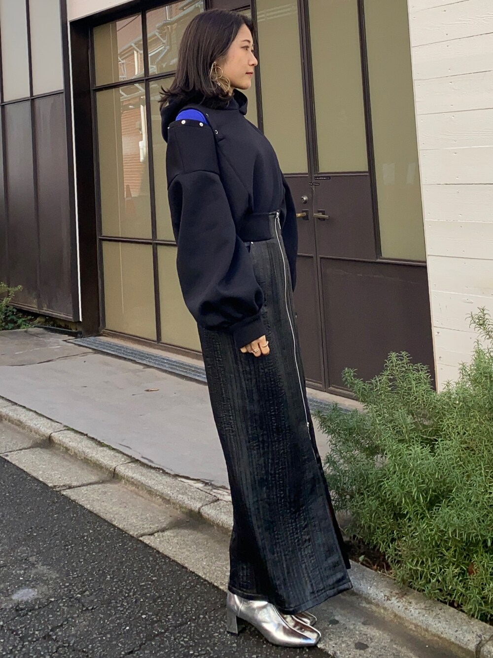 ブラック系のTシャツ/カットソー、ブルー系のTシャツ/カットソー、ブラック系のスカートを着用したレディースの冬コーディネートの2枚目の写真
