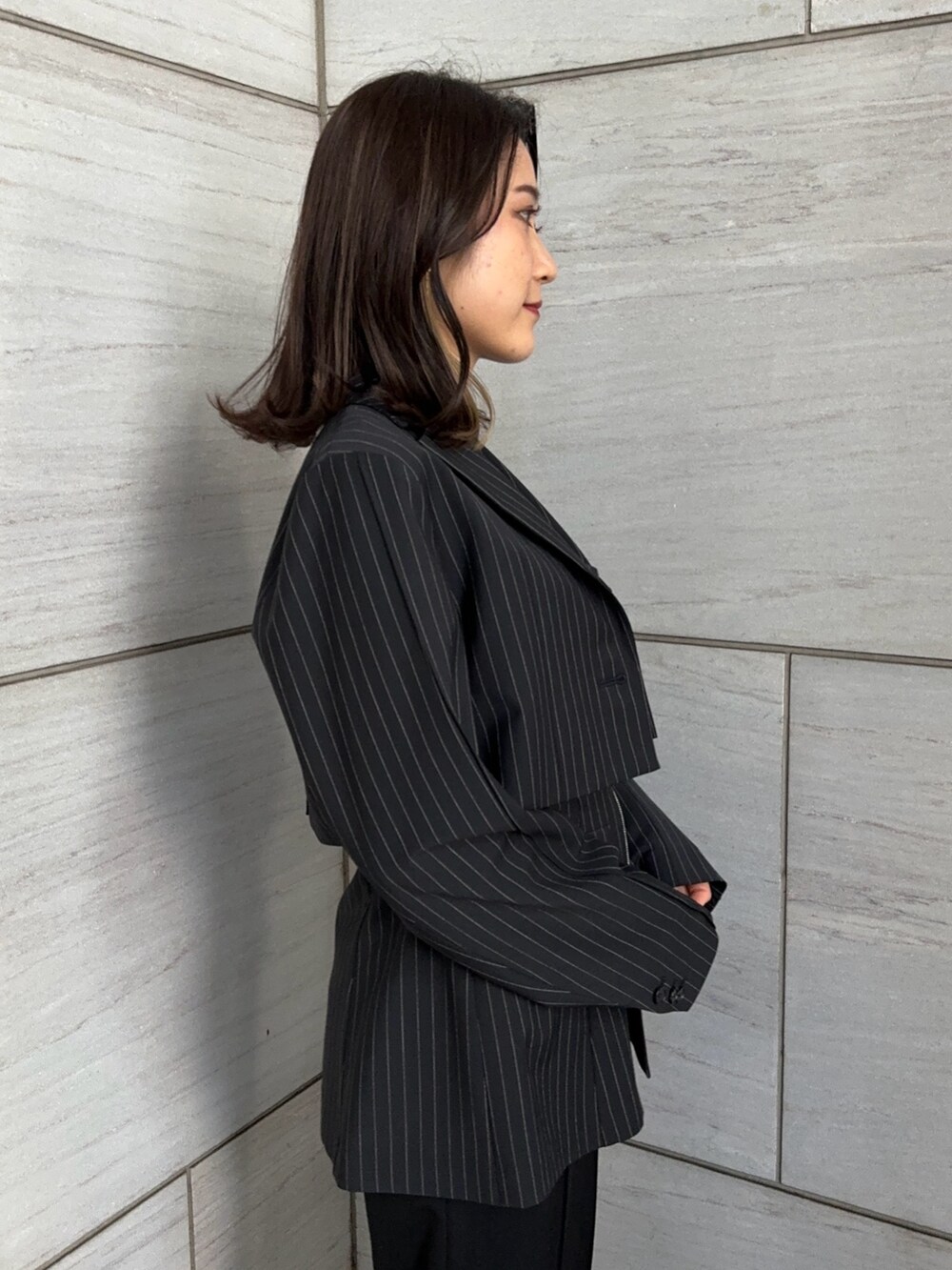 その他のテーラードジャケットを着用したレディースの冬コーディネートの6枚目の写真