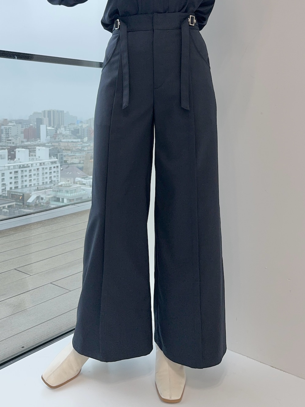 ブルー系のスラックス、ブルー系のシャツ/ブラウスを着用したレディースの冬コーディネートの9枚目の写真