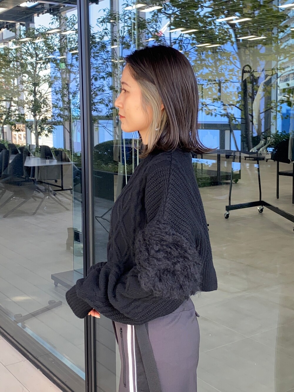 グレー系のその他パンツ、シルバー系のブーツを着用したレディースの冬コーディネートの8枚目の写真