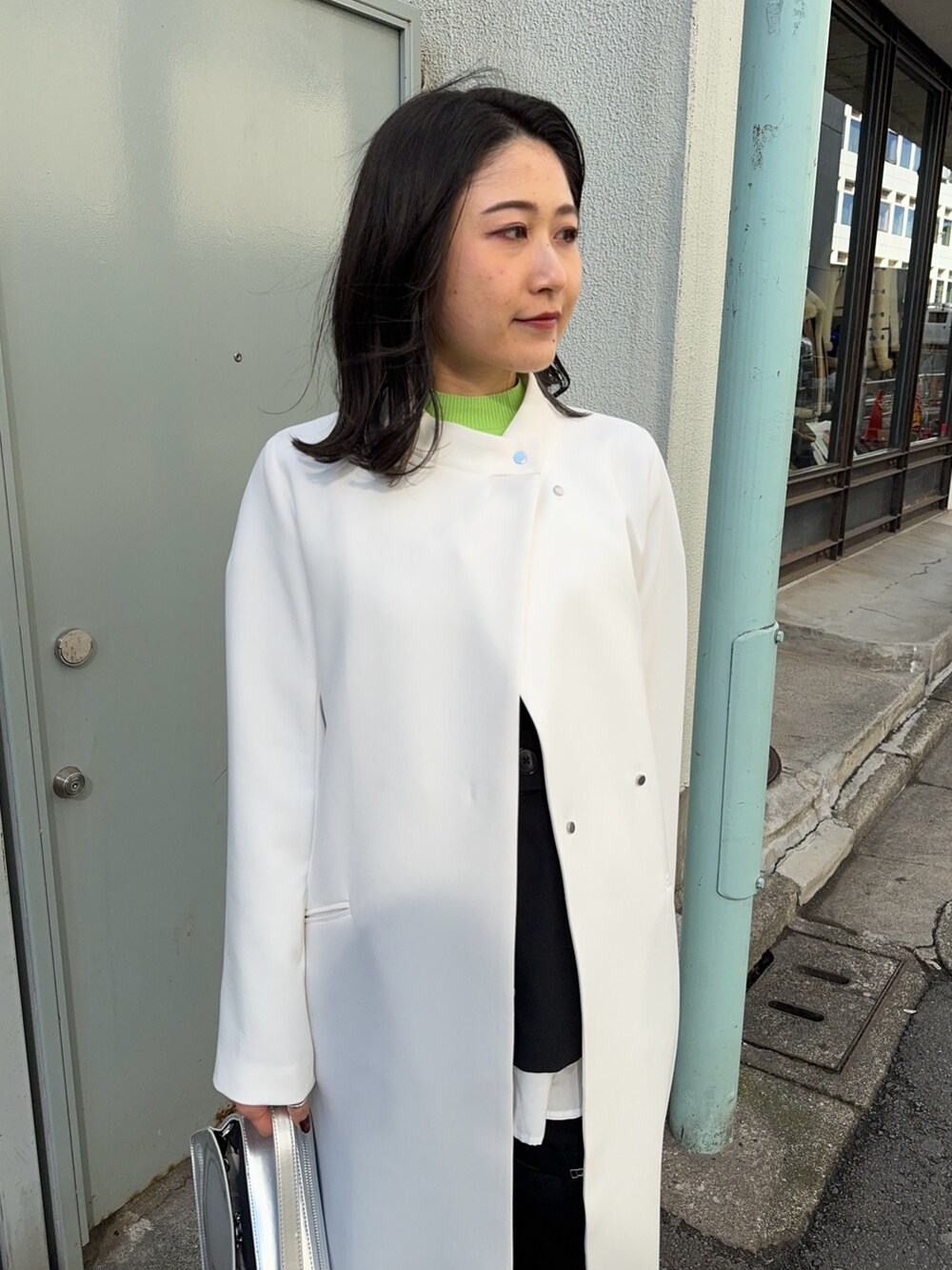 ベージュ系のその他アウターを着用したレディースの冬コーディネートの5枚目の写真