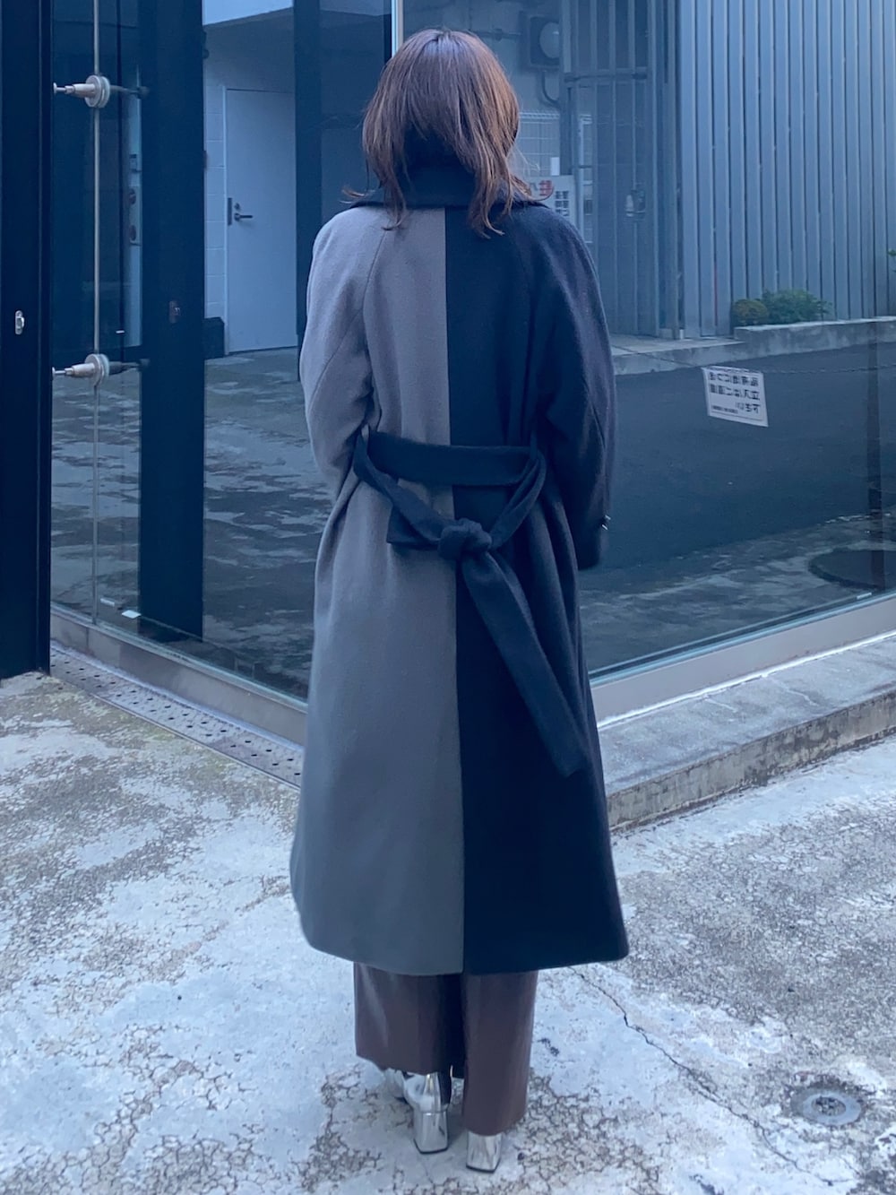 その他のステンカラーコートを着用したレディースの冬コーディネートの3枚目の写真