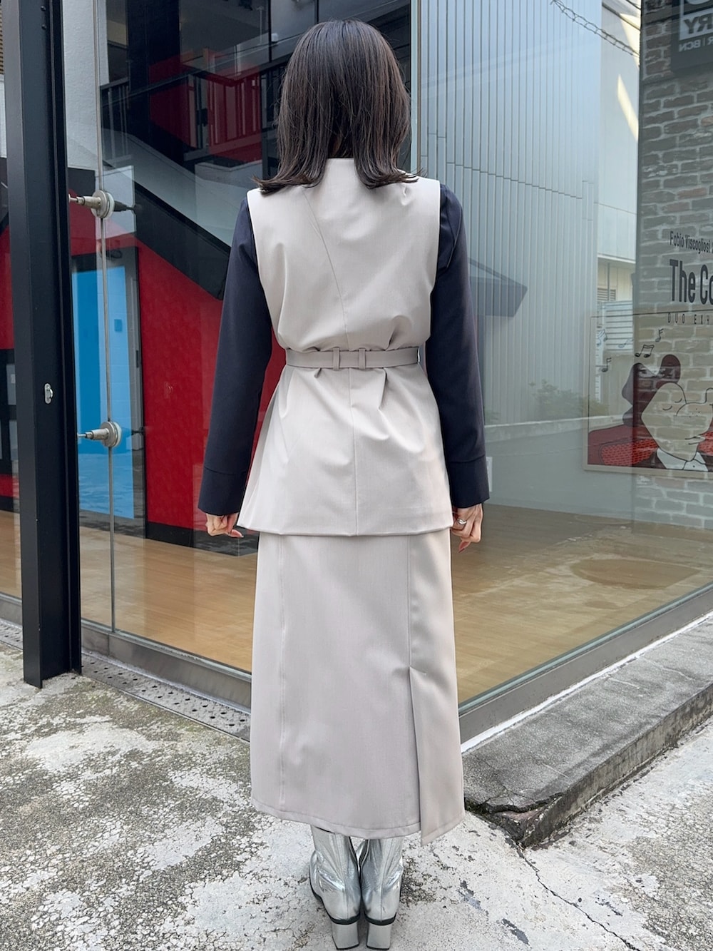 ベージュ系のベスト、ベージュ系のスカートを着用したレディースの冬コーディネートの2枚目の写真