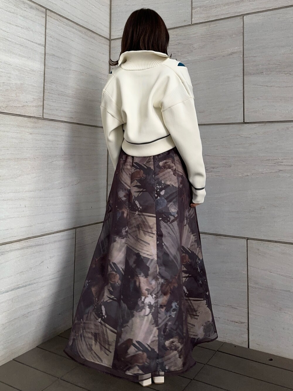 ブルー系のニット/セーター、ホワイト系のニット/セーター、グレー系のスカートを着用したレディースの冬コーディネートの3枚目の写真