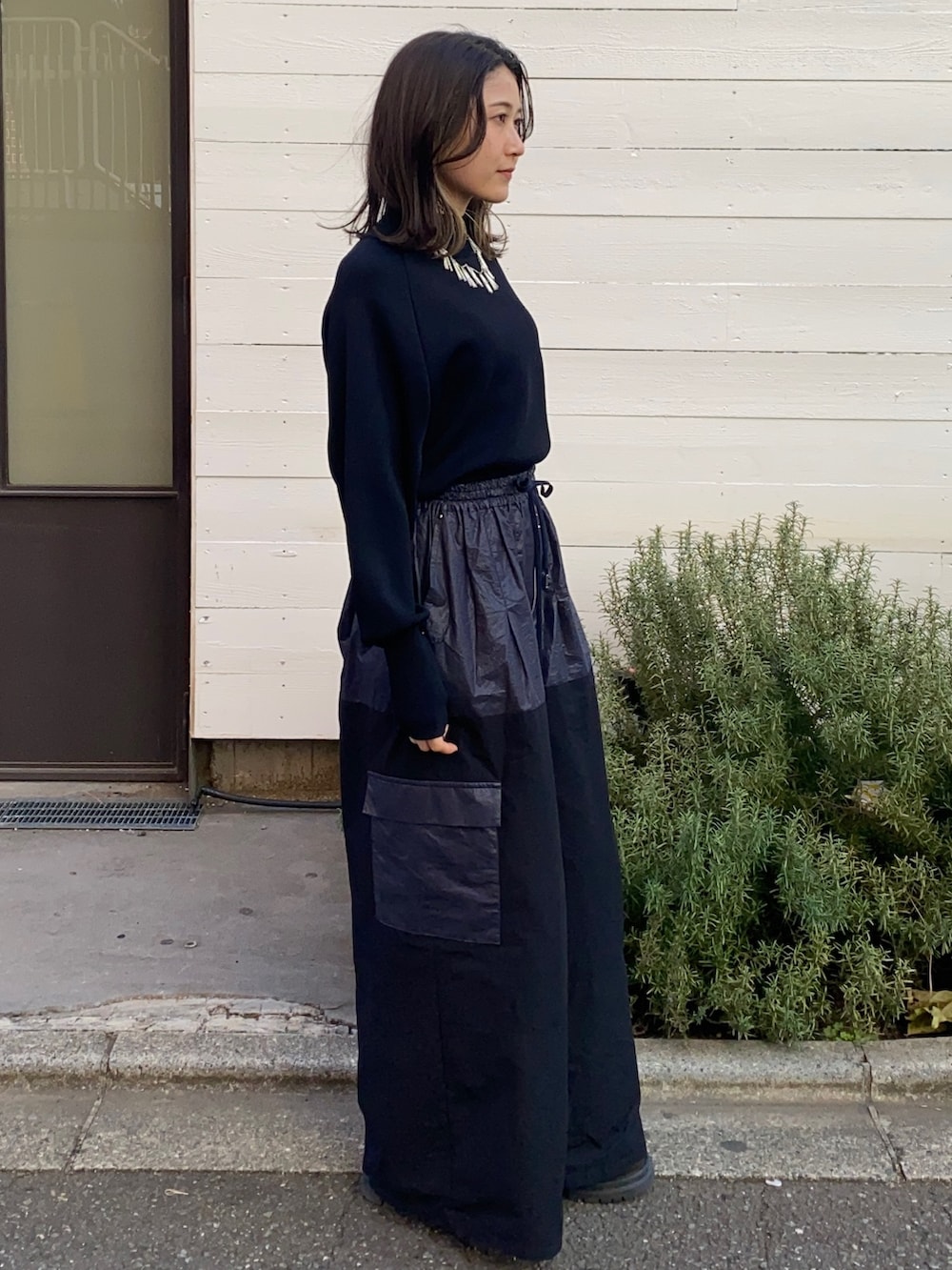 ブラック系のニット/セーター、ブルー系のその他パンツを着用したレディースの冬コーディネートの2枚目の写真