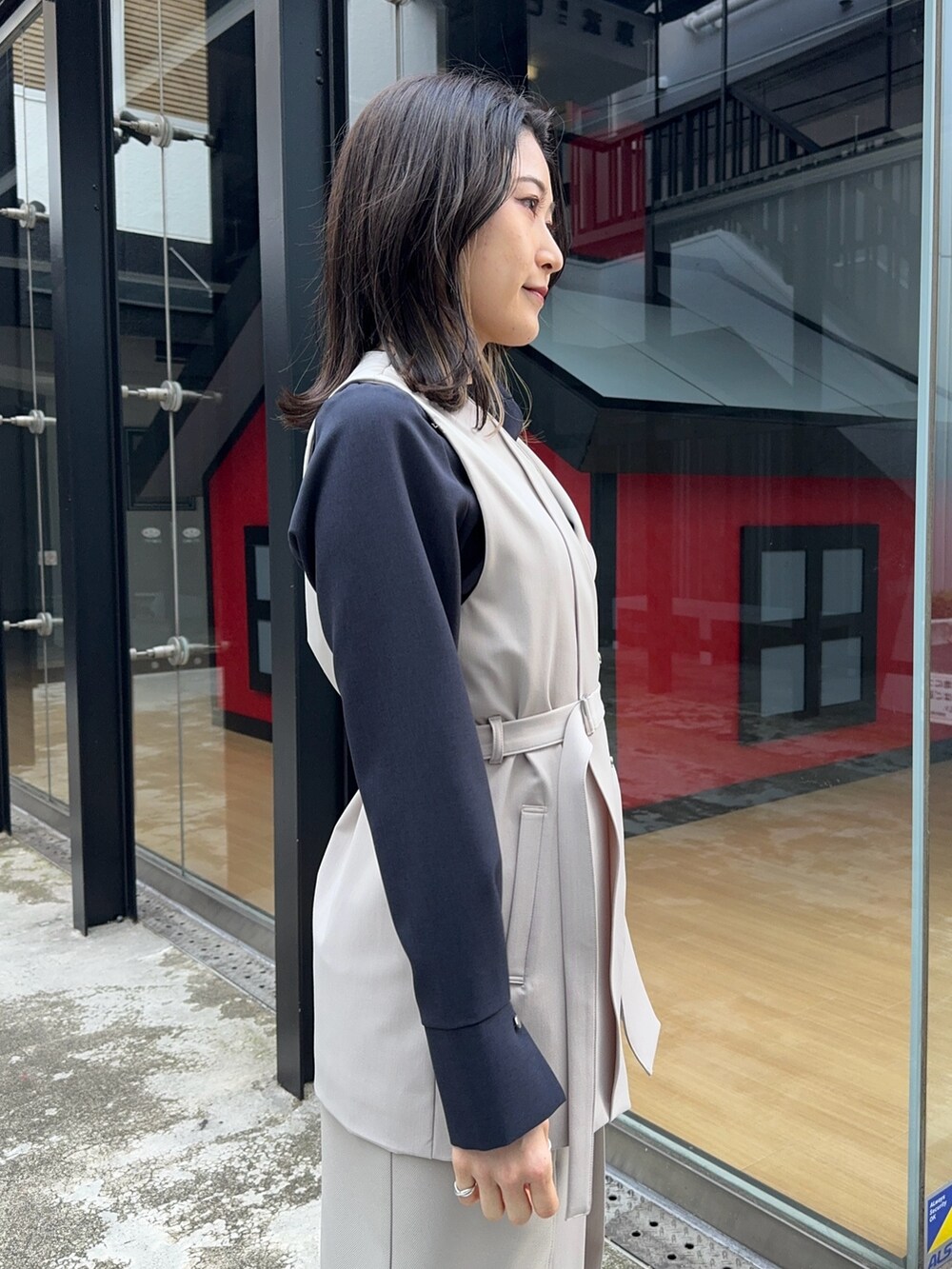 ベージュ系のベスト、ベージュ系のスカートを着用したレディースの冬コーディネートの5枚目の写真