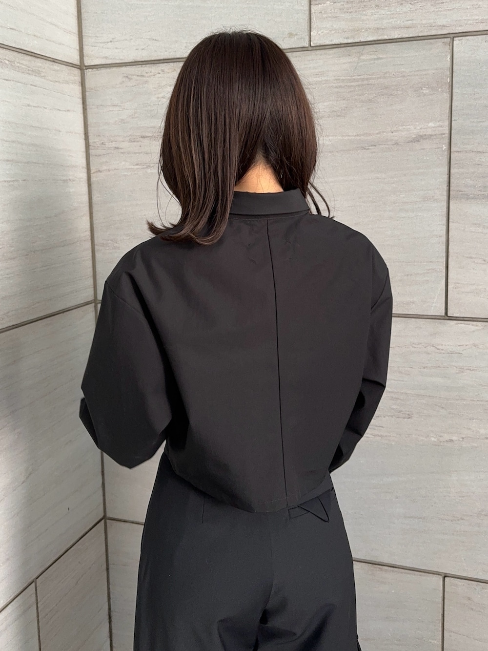 シルバー系のショルダーバッグ、ブラック系のカーゴパンツ、ブラック系のシャツ/ブラウスを着用したレディースの冬コーディネートの10枚目の写真