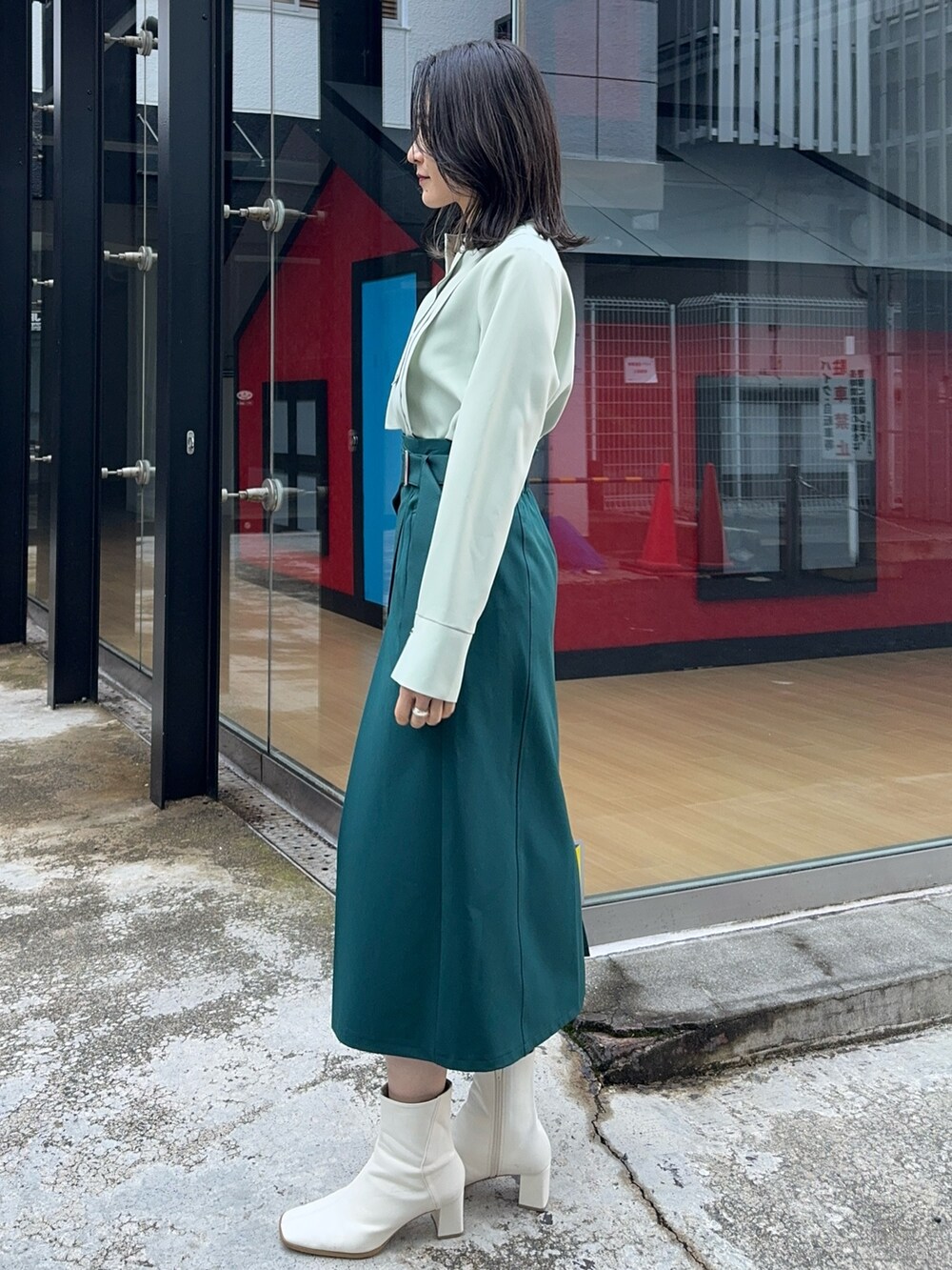 グリーン系のシャツ/ブラウス、グリーン系のスカートを着用したレディースの冬コーディネートの3枚目の写真