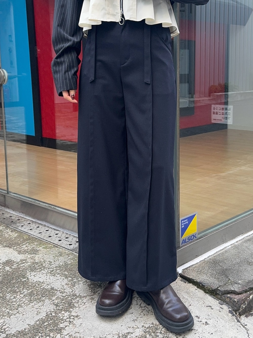 その他のテーラードジャケット、ベージュ系のニット/セーター、ホワイト系のその他トップスを着用したレディースの冬コーディネートの8枚目の写真