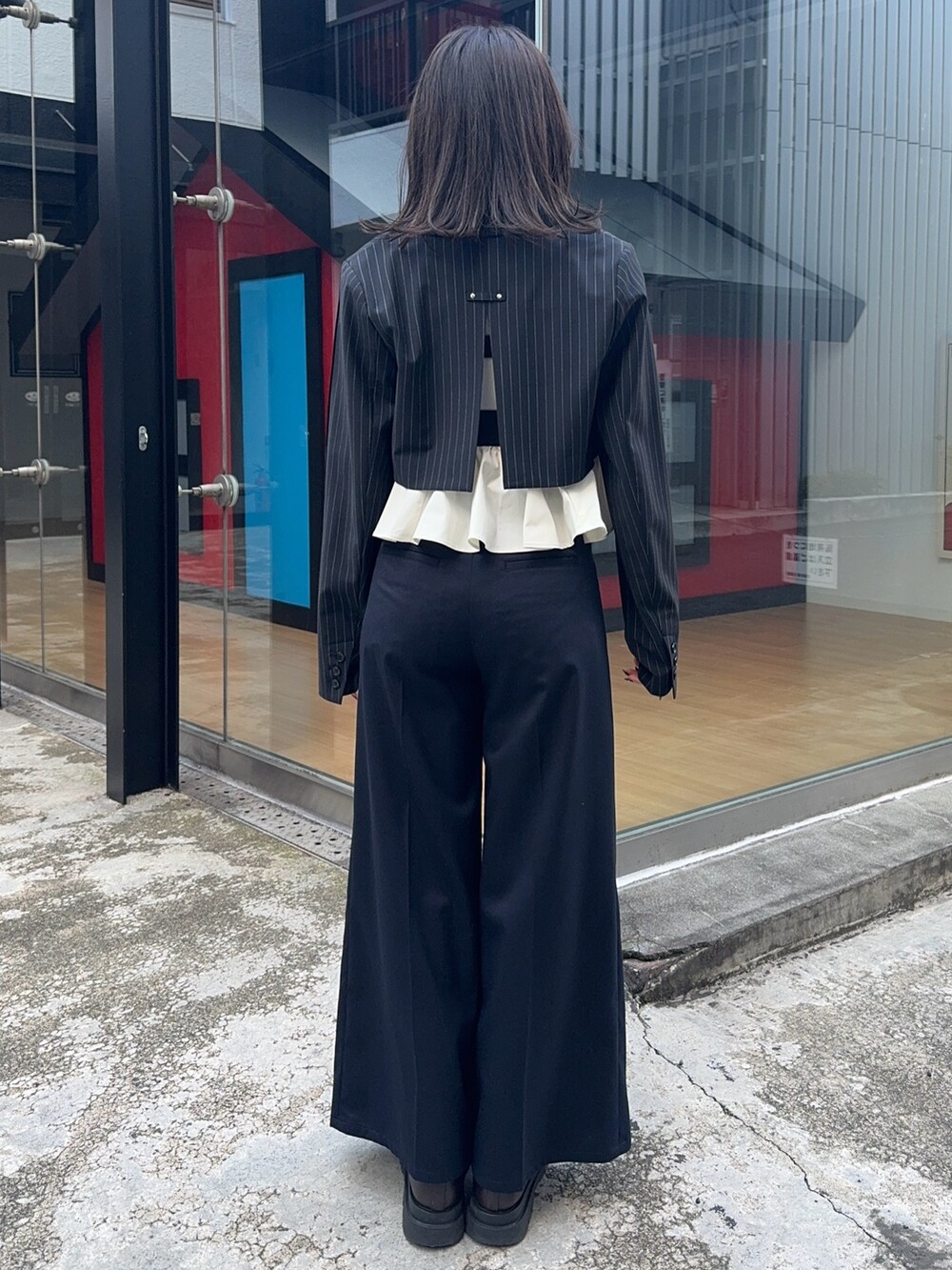 その他のテーラードジャケット、ベージュ系のニット/セーター、ホワイト系のその他トップスを着用したレディースの冬コーディネートの3枚目の写真