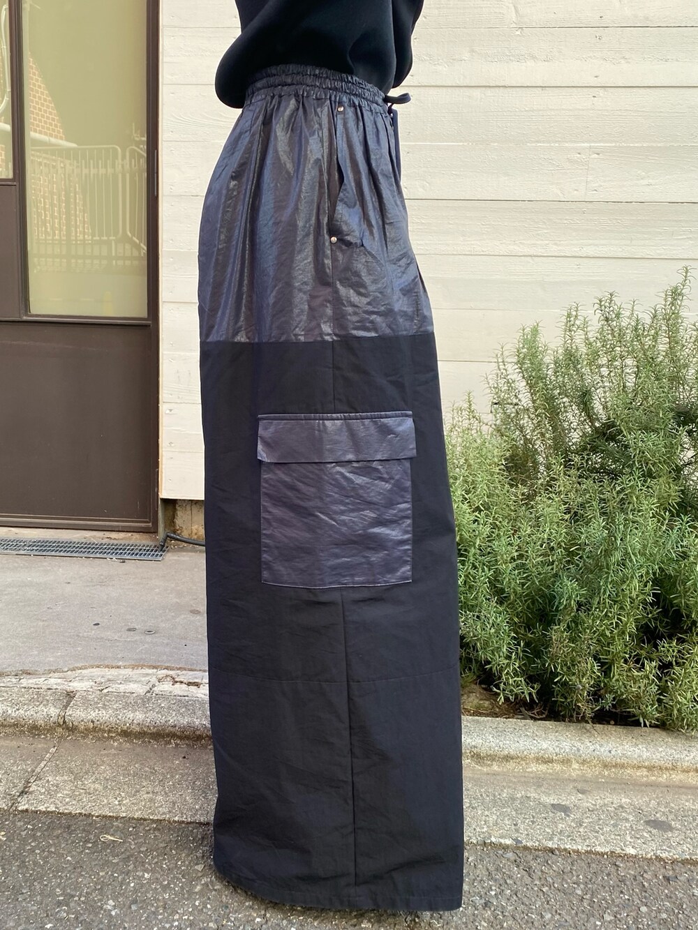 ブラック系のニット/セーター、ブルー系のその他パンツを着用したレディースの冬コーディネートの9枚目の写真