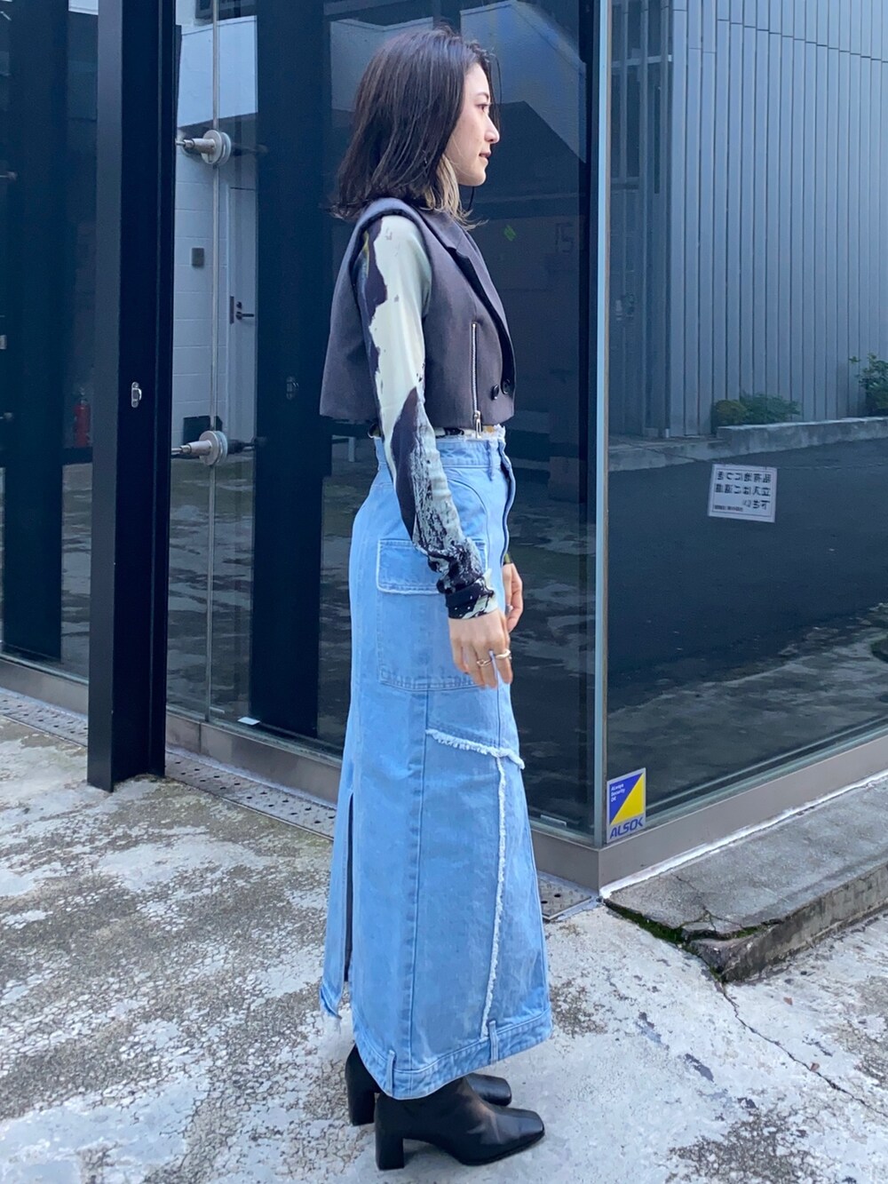 ブラック系のワンピース、ブラウン系のTシャツ/カットソーを着用したレディースの冬コーディネートの2枚目の写真