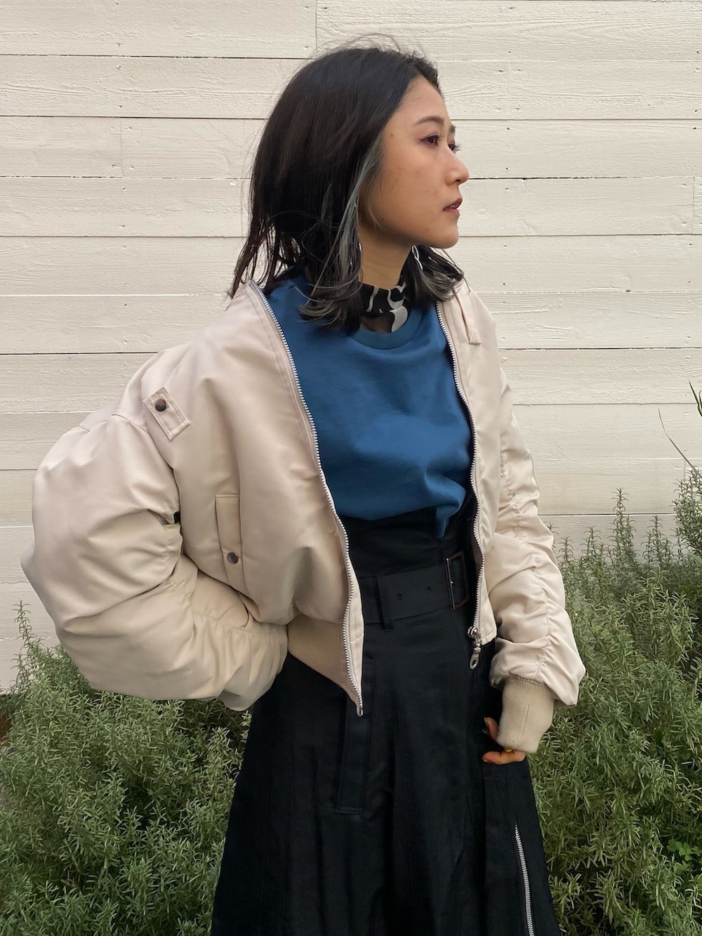 ホワイト系のMA-1を着用したレディースの冬コーディネートの2枚目の写真