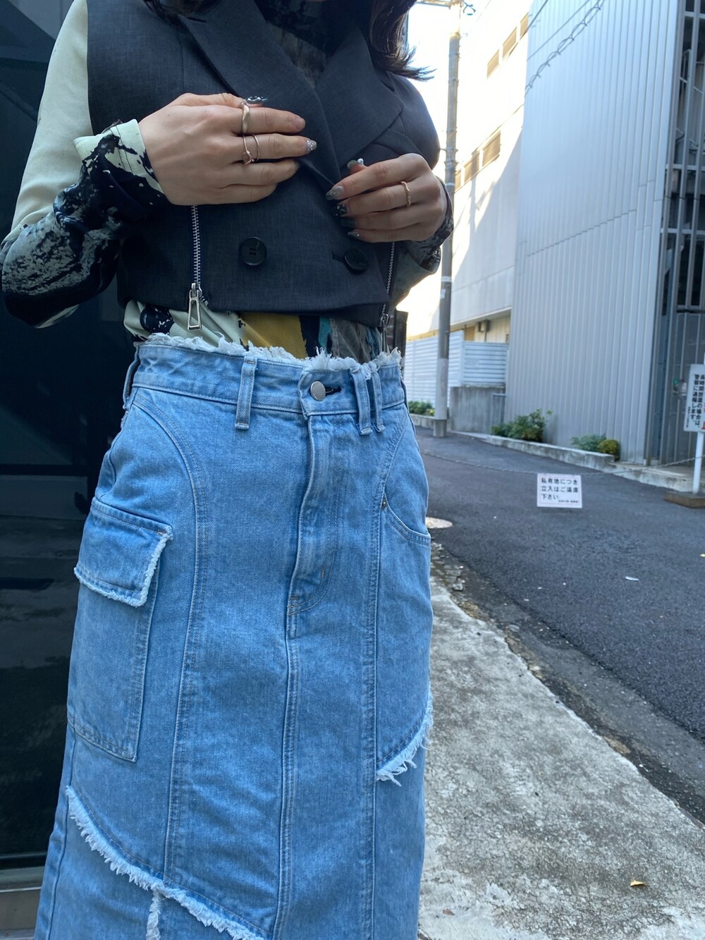 ブラック系のワンピース、ブラウン系のTシャツ/カットソーを着用したレディースの冬コーディネートの5枚目の写真