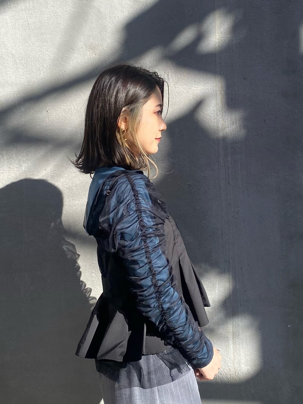 ブラック系のその他トップス、その他のスカート、グリーン系のTシャツ/カットソーを着用したレディースの冬コーディネートの8枚目の写真