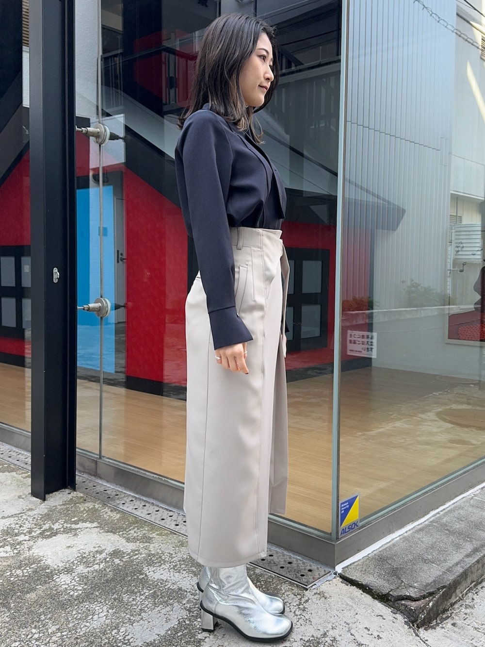 ベージュ系のスカート、ブルー系のシャツ/ブラウスを着用したレディースの冬コーディネートの2枚目の写真