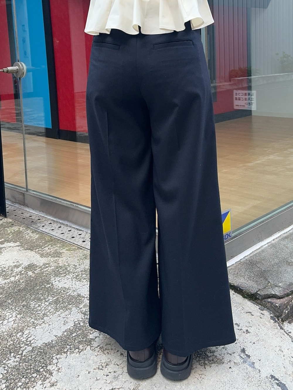 その他のテーラードジャケット、ベージュ系のニット/セーター、ホワイト系のその他トップスを着用したレディースの冬コーディネートの10枚目の写真