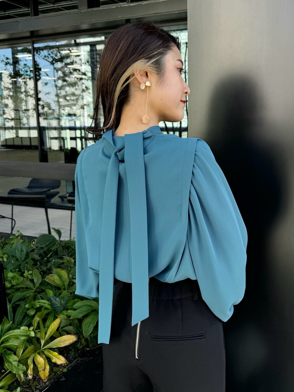 ブラック系のその他パンツ、ホワイト系のショルダーバッグを着用したレディースの冬コーディネートの7枚目の写真