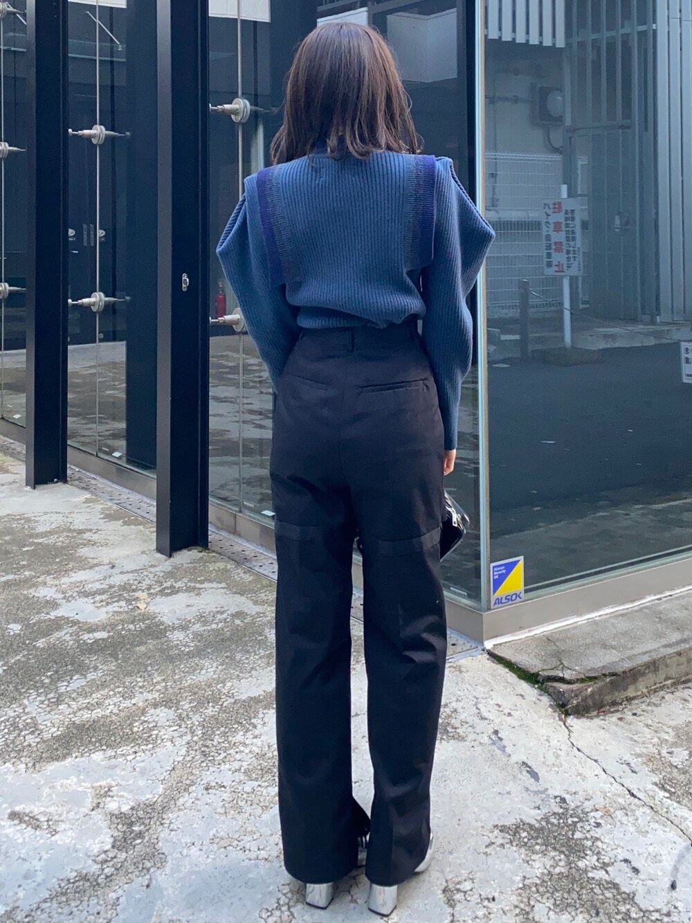 ブルー系のニット/セーター、ブラック系のその他パンツ、ブラック系のショルダーバッグを着用したレディースの冬コーディネートの3枚目の写真