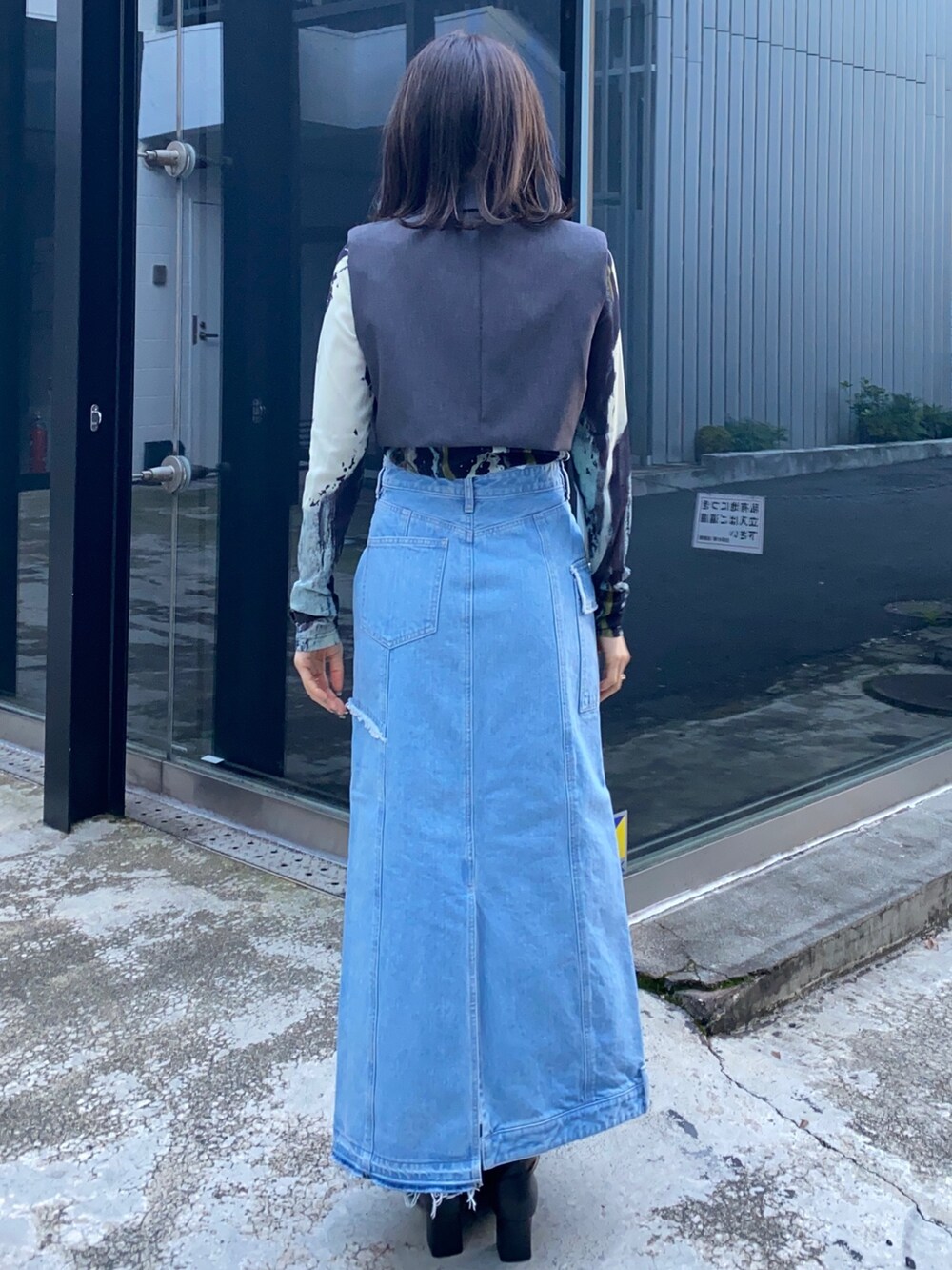 ブラック系のワンピース、ブラウン系のTシャツ/カットソーを着用したレディースの冬コーディネートの3枚目の写真