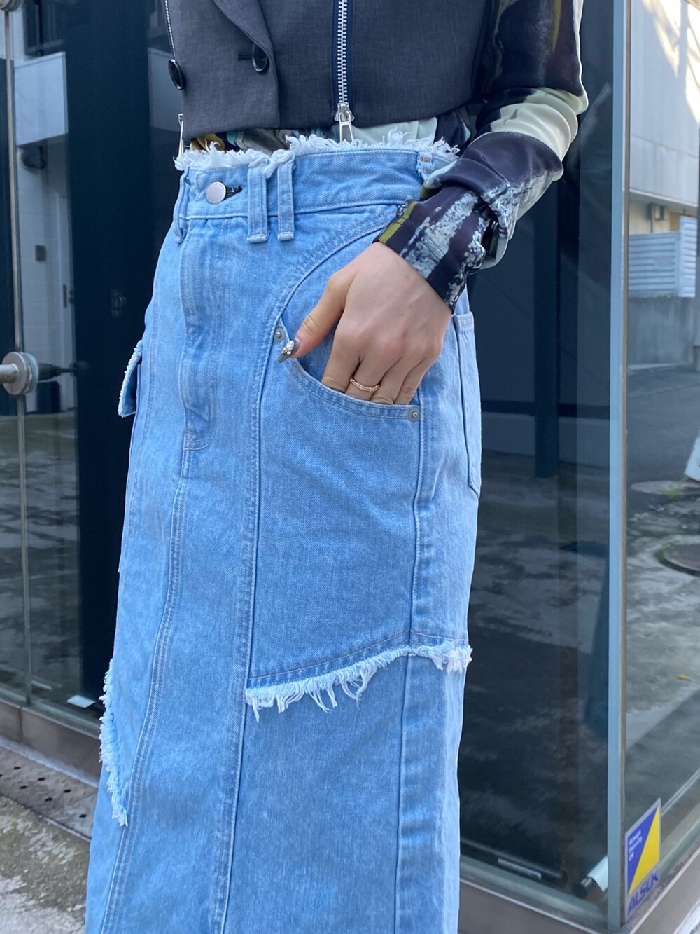 ブラック系のワンピース、ブラウン系のTシャツ/カットソーを着用したレディースの冬コーディネートの6枚目の写真