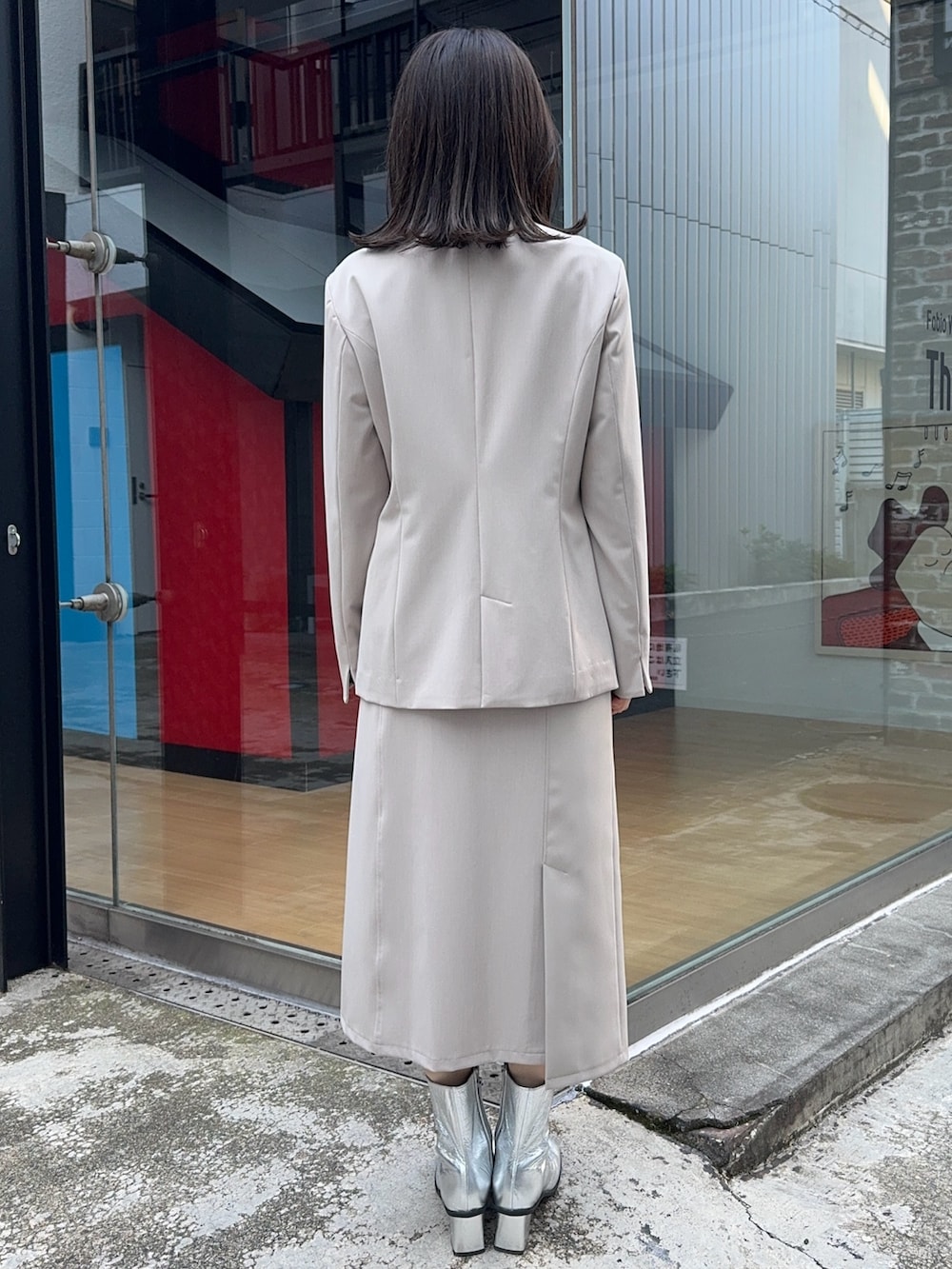 ベージュ系のスカート、ベージュ系のセットアップを着用したレディースの冬コーディネートの3枚目の写真