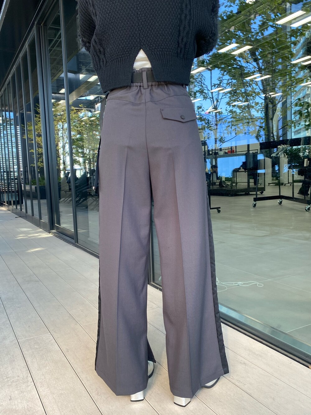 グレー系のその他パンツ、シルバー系のブーツを着用したレディースの冬コーディネートの10枚目の写真