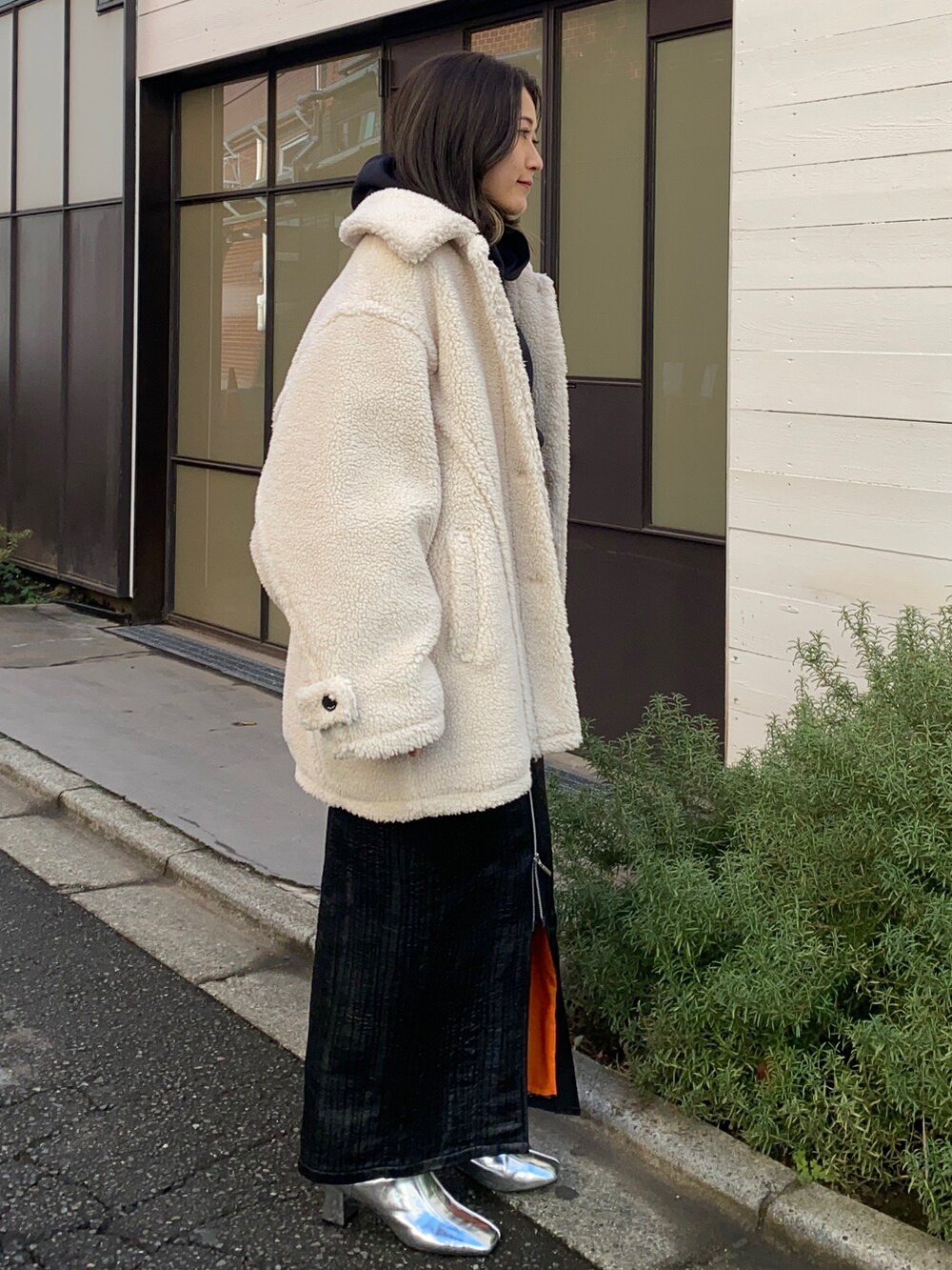 ベージュ系のその他アウター、ブラック系のTシャツ/カットソー、ブラック系のスカートを着用したレディースの冬コーディネートの2枚目の写真