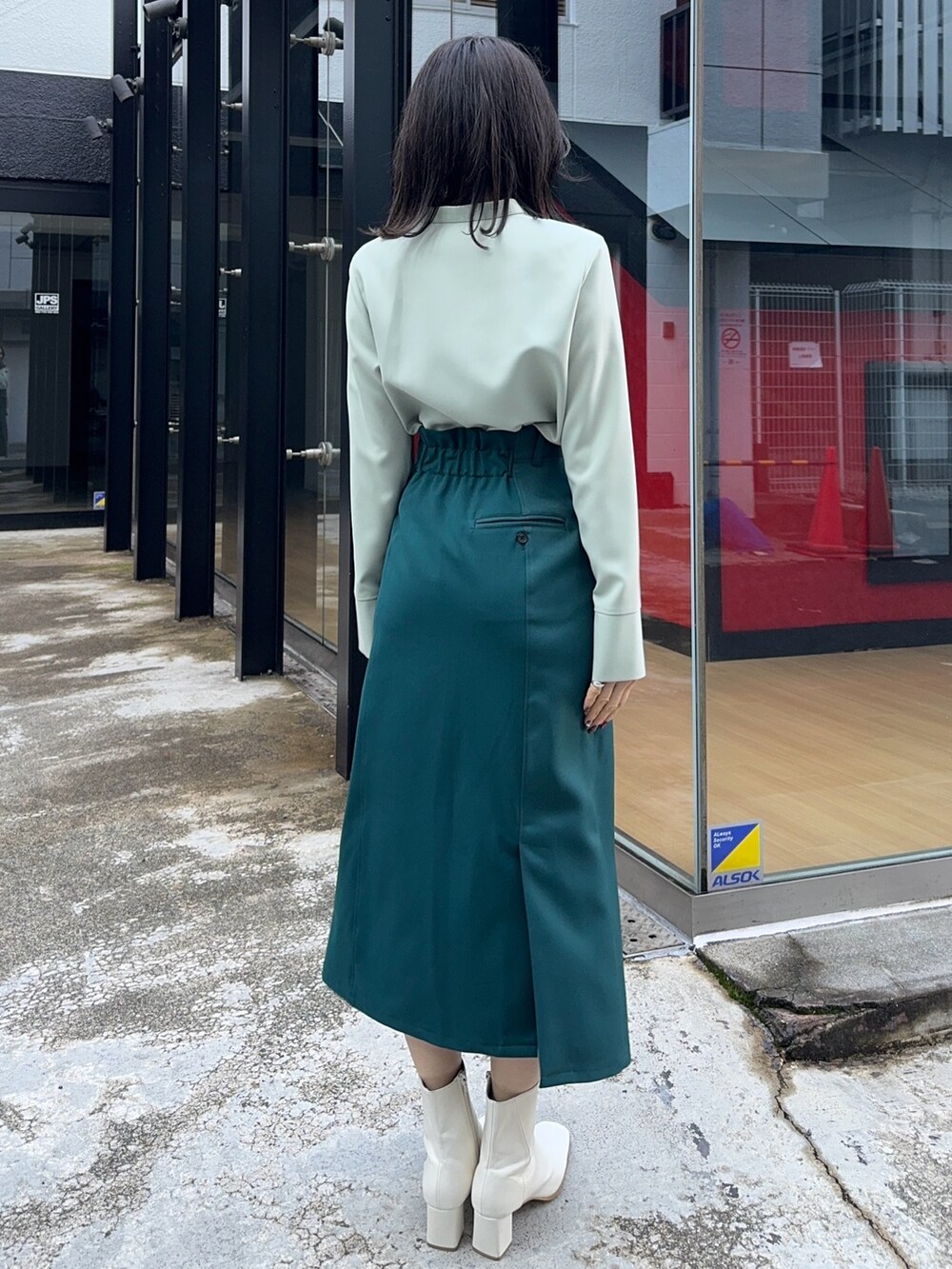 グリーン系のシャツ/ブラウス、グリーン系のスカートを着用したレディースの冬コーディネートの2枚目の写真