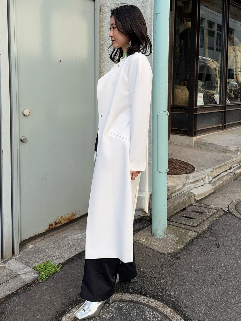 ベージュ系のその他アウターを着用したレディースの冬コーディネートの4枚目の写真