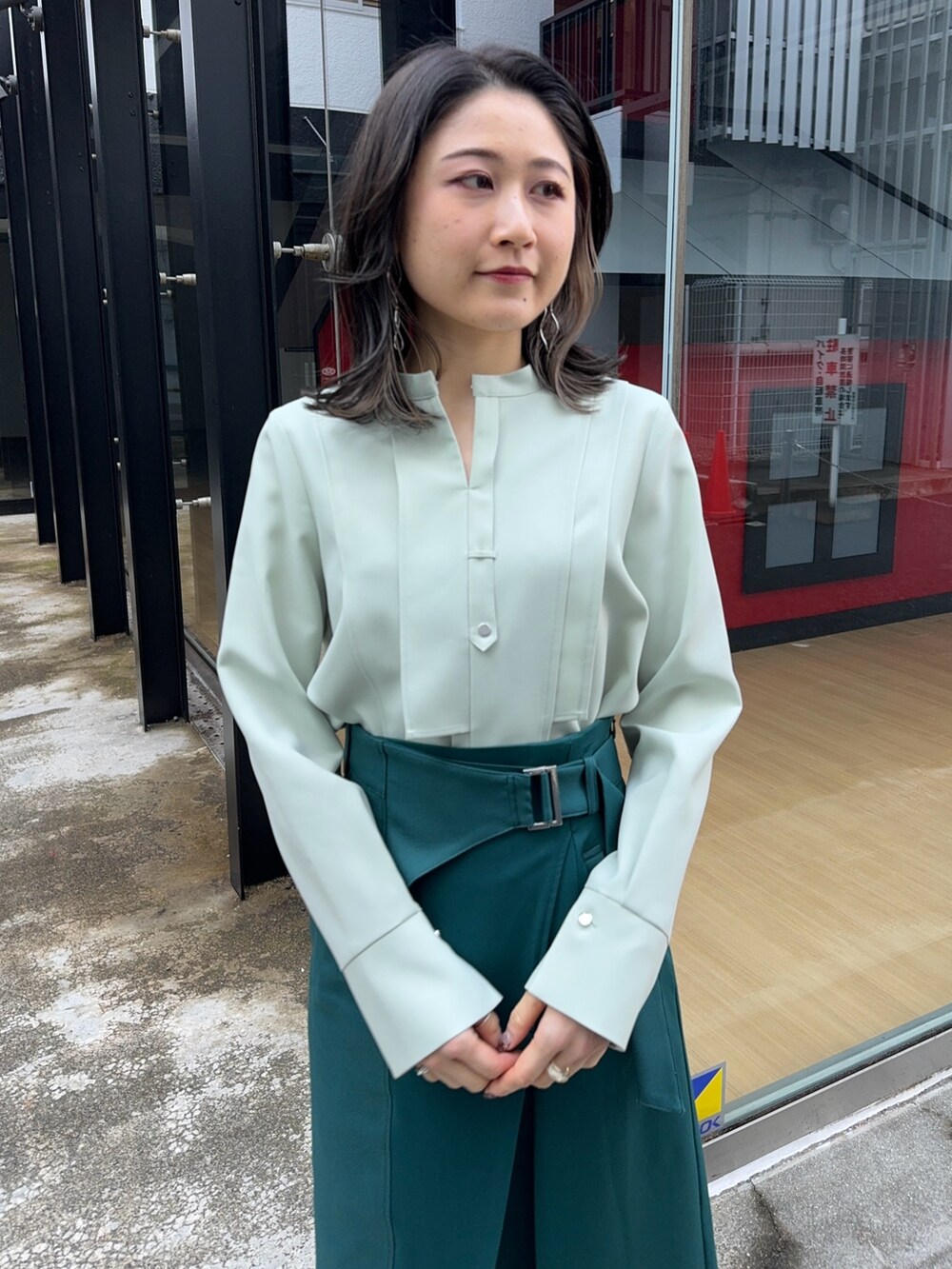 グリーン系のシャツ/ブラウス、グリーン系のスカートを着用したレディースの冬コーディネートの4枚目の写真