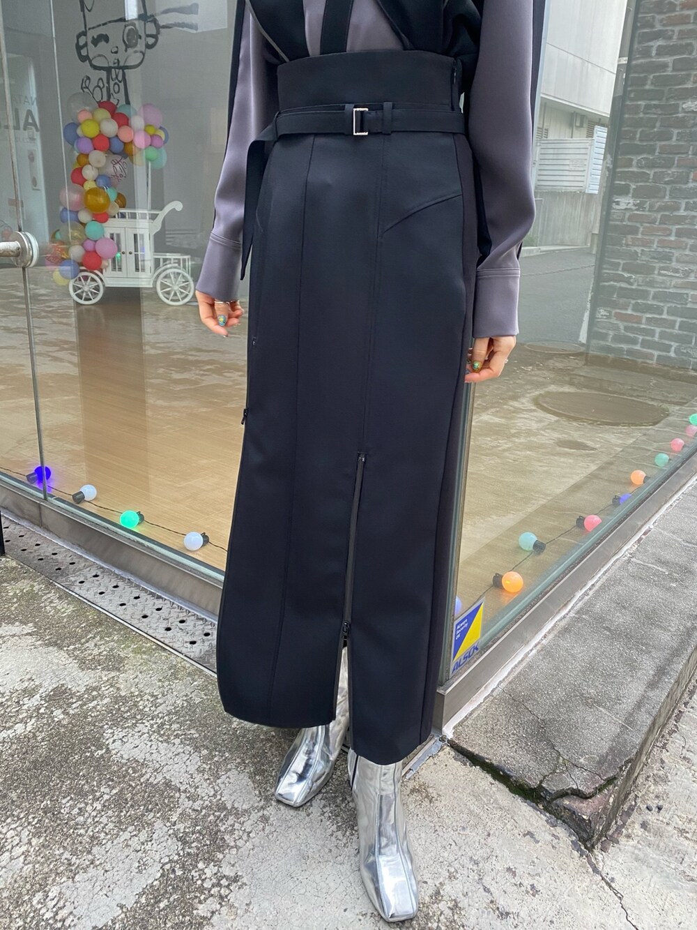 ブラック系のスカート、ブラック系のシャツ/ブラウスを着用したレディースの冬コーディネートの7枚目の写真