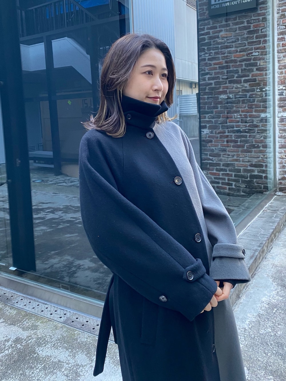 その他のステンカラーコートを着用したレディースの冬コーディネートの9枚目の写真