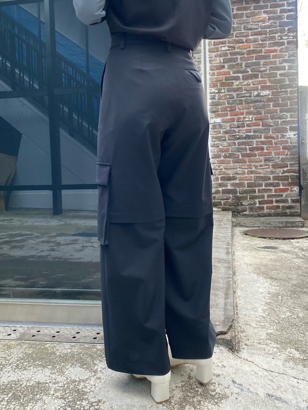 シルバー系のショルダーバッグ、ブラック系のシャツ/ブラウス、ブラック系のテーラードジャケットを着用したレディースの冬コーディネートの10枚目の写真