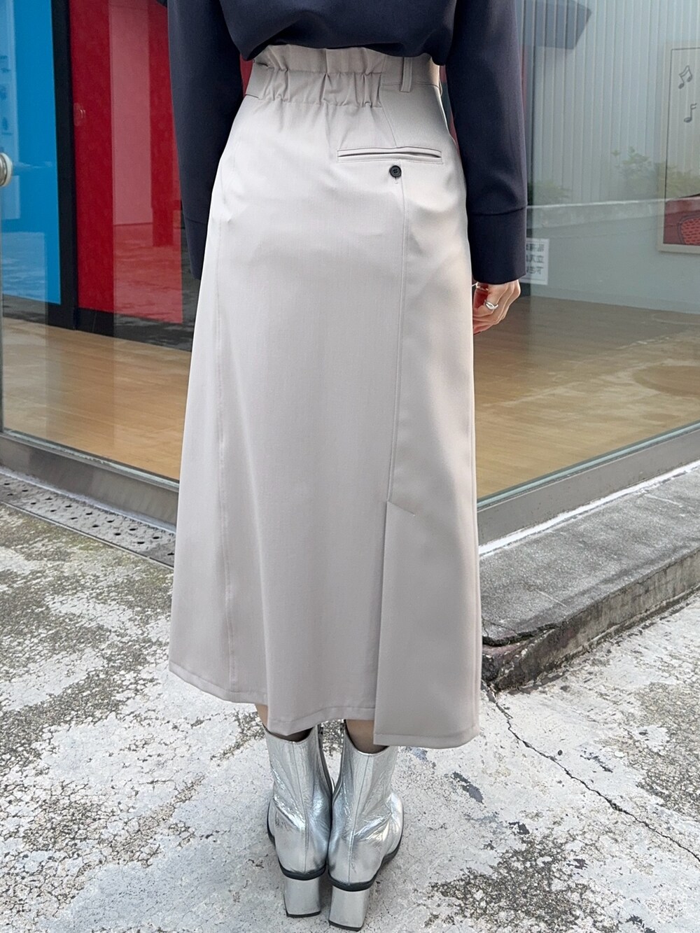 ベージュ系のスカート、ブルー系のシャツ/ブラウスを着用したレディースの冬コーディネートの9枚目の写真