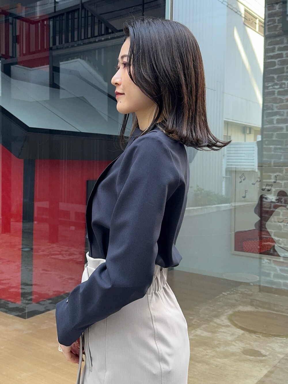 ベージュ系のスカート、ブルー系のシャツ/ブラウスを着用したレディースの冬コーディネートの6枚目の写真