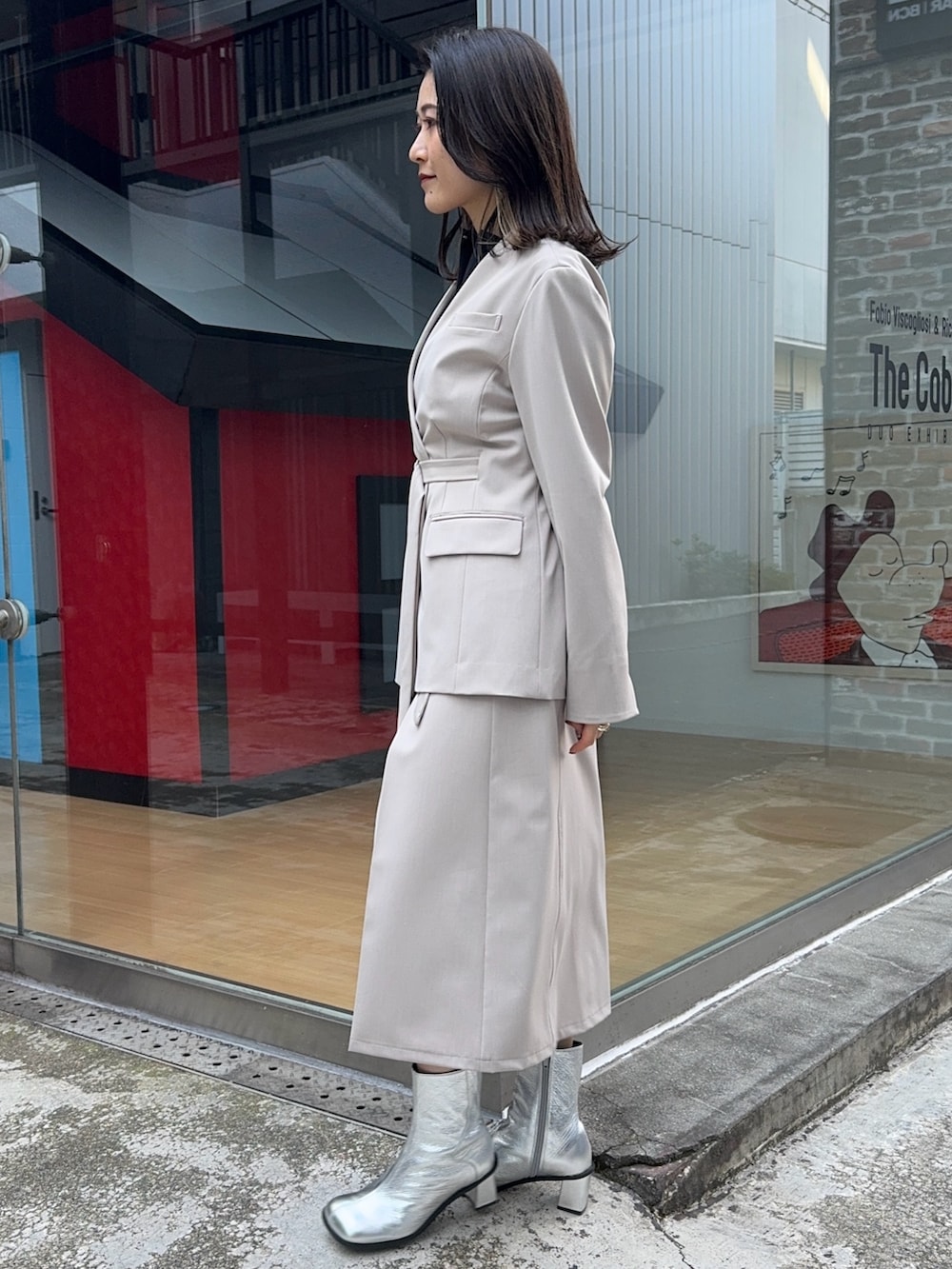 ベージュ系のスカート、ベージュ系のセットアップを着用したレディースの冬コーディネートの4枚目の写真