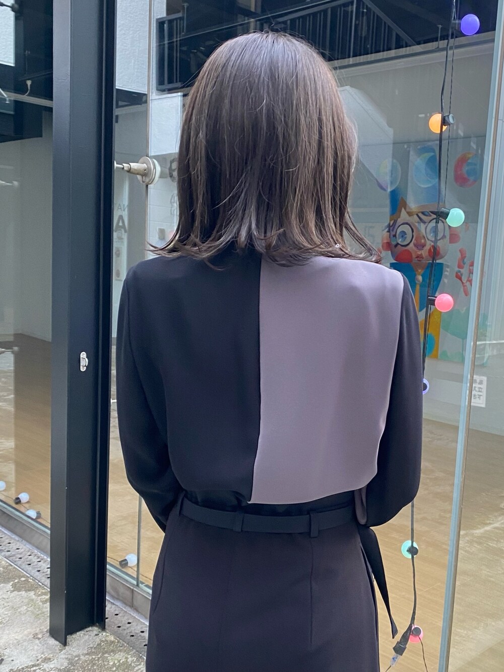 ブラック系のスカート、ブラック系のシャツ/ブラウスを着用したレディースの冬コーディネートの6枚目の写真