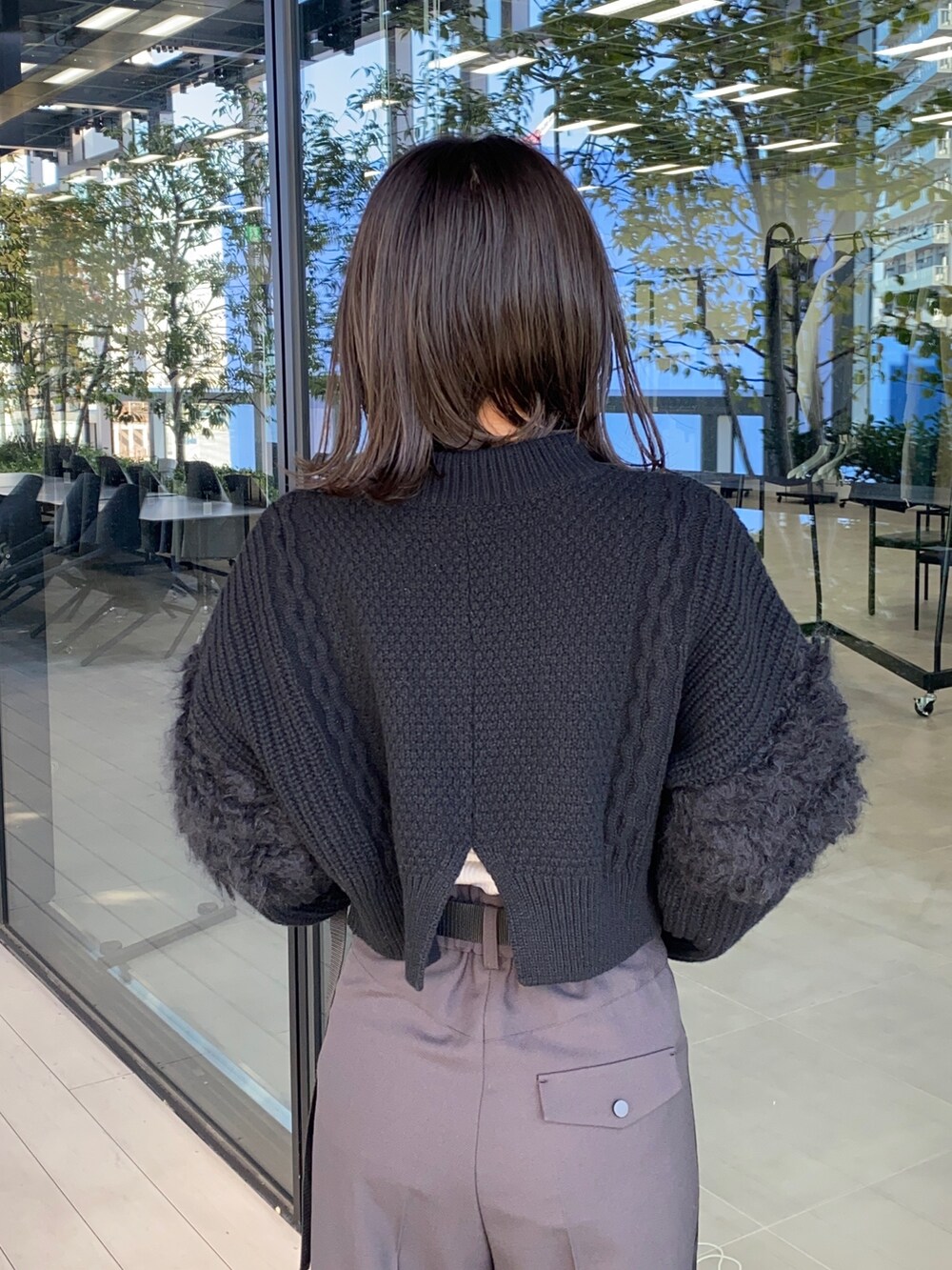 グレー系のその他パンツ、シルバー系のブーツを着用したレディースの冬コーディネートの7枚目の写真