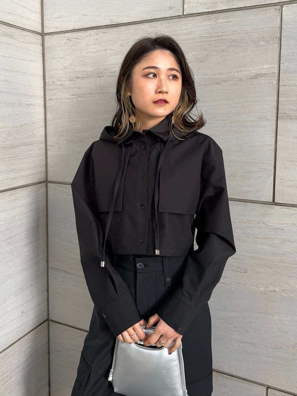 シルバー系のショルダーバッグ、ブラック系のカーゴパンツ、ブラック系のシャツ/ブラウスを着用したレディースの冬コーディネートの4枚目の写真