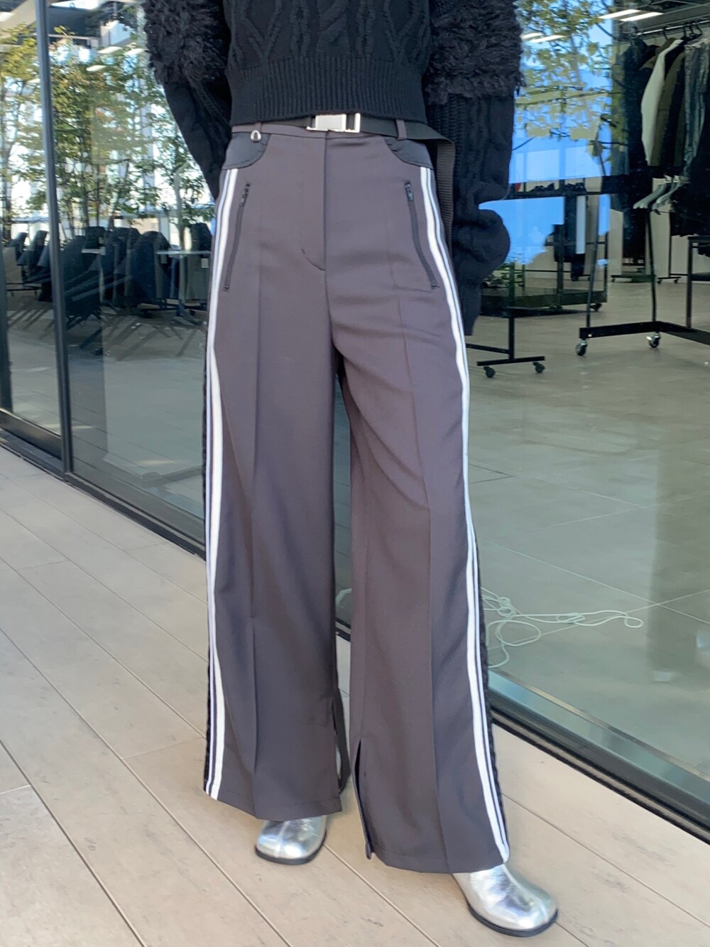 グレー系のその他パンツ、シルバー系のブーツを着用したレディースの冬コーディネートの9枚目の写真