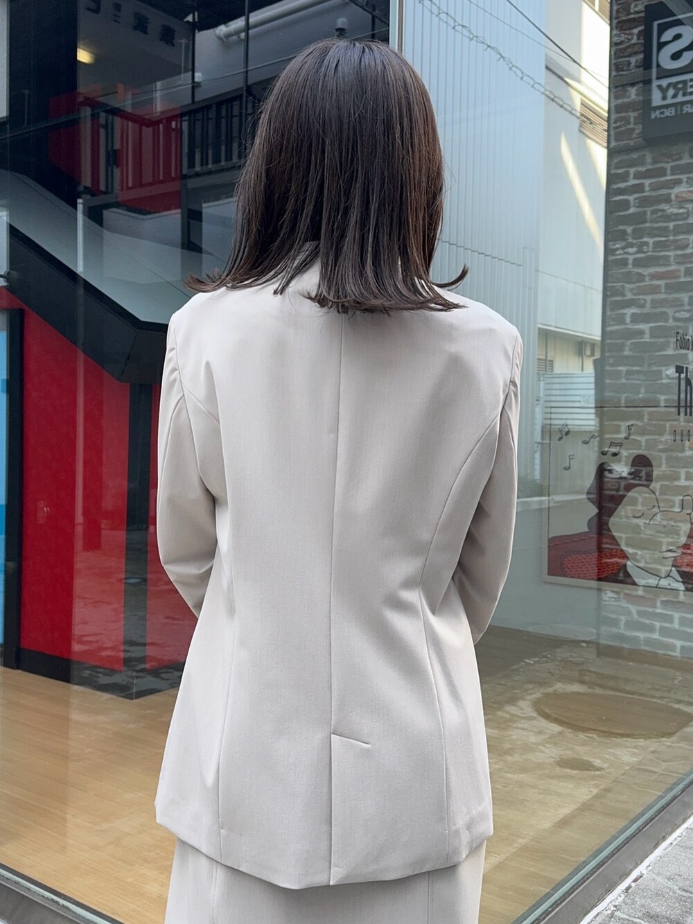 ベージュ系のスカート、ベージュ系のセットアップを着用したレディースの冬コーディネートの7枚目の写真