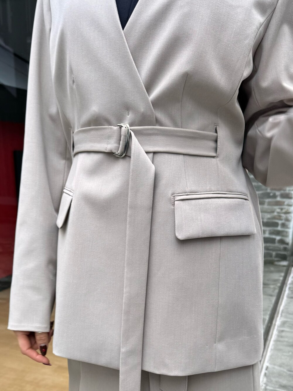 ベージュ系のスカート、ベージュ系のセットアップを着用したレディースの冬コーディネートの9枚目の写真