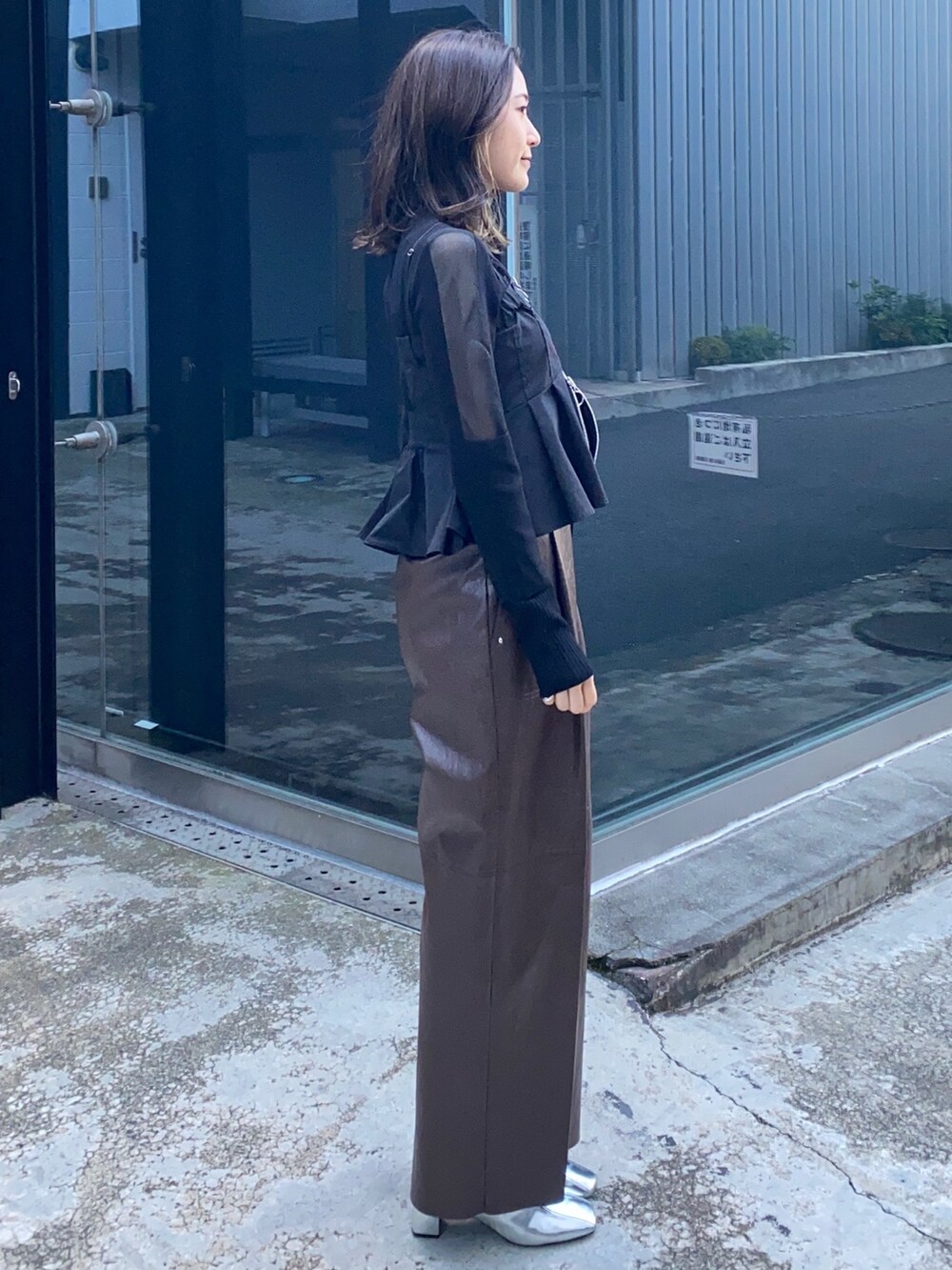 ブラック系のその他トップス、ブラウン系のその他パンツ、ブラック系のニット/セーターを着用したレディースの冬コーディネートの2枚目の写真